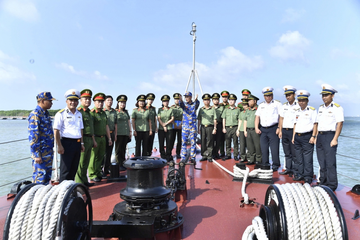 Các đại biểu tham quan tàu Lữ đoàn 167