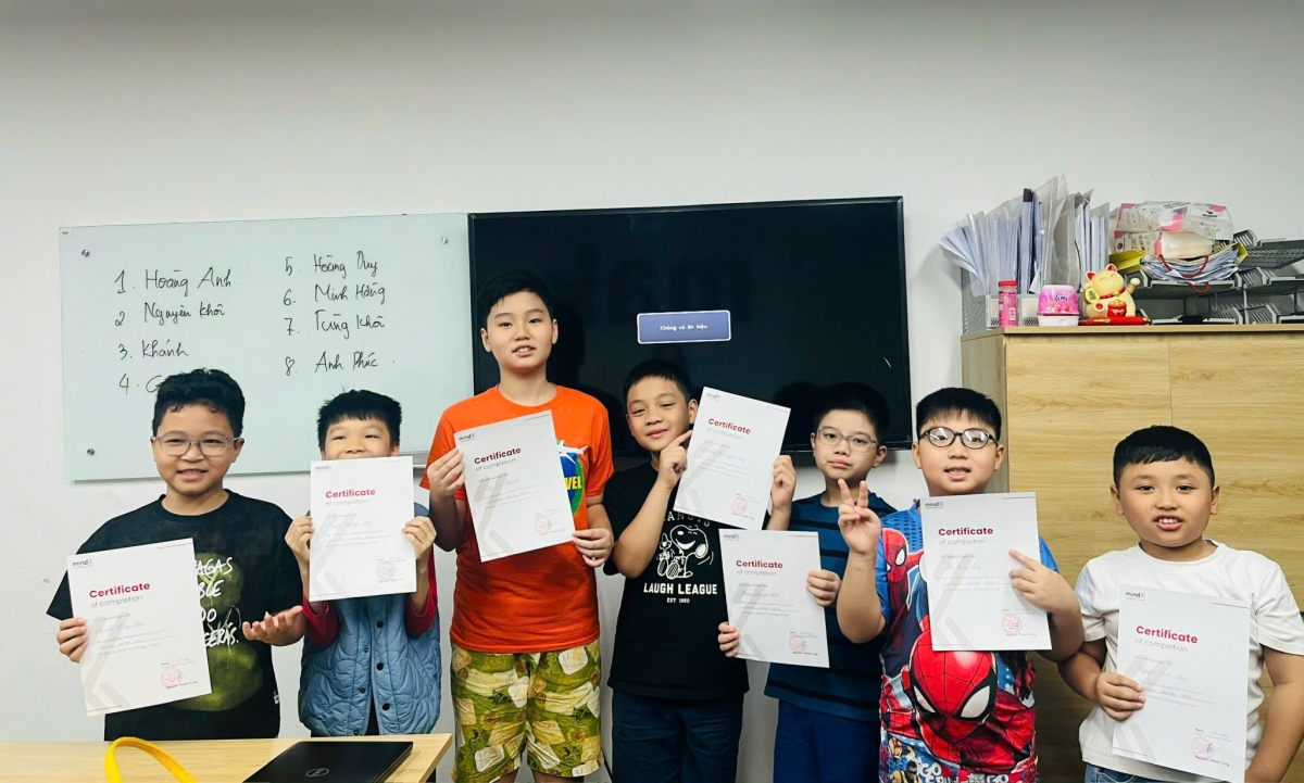 Nguyễn Tùng Khôi và các bạn hoàn thành khóa học và tiếp tục học lập trình nâng cao tại MindX