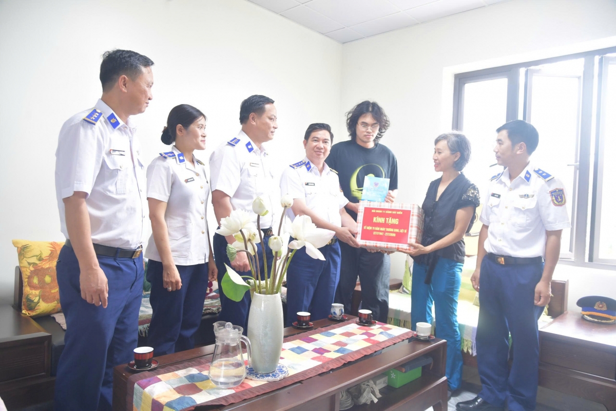 Đảng uỷ, Chỉ huy Hải đoàn 11 đã đến thăm, động viên, tặng quà gia đình Liệt sĩ Đoàn Đức Thắng, các đồng chí thương, bệnh binh, gia đình chính sách trên địa bàn đơn vị đóng quân.