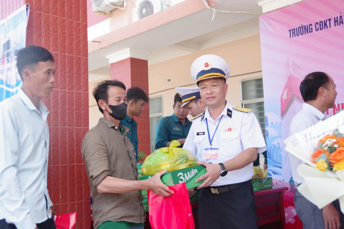 Trao tặng quà cho người dân
