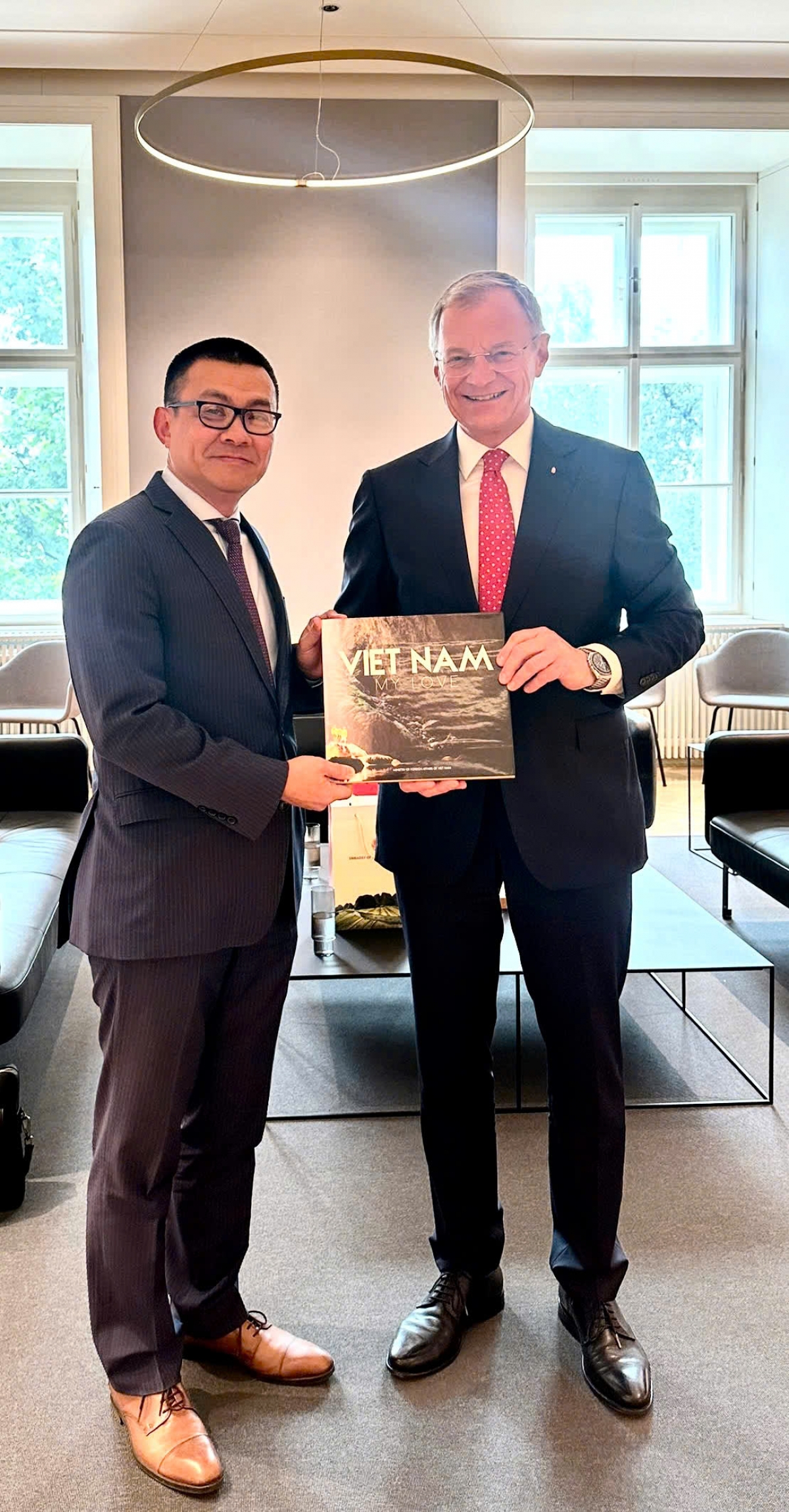 Thủ hiến Thomas Stelzer cũng đánh giá cao sự đoàn kết, bản sắc văn hóa và đóng góp quan trọng cho địa phương của cộng đồng người Việt Nam