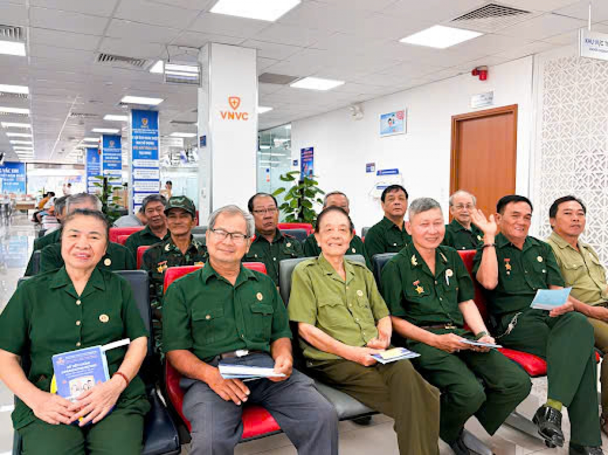 Sáng 27/7, nhiều thương binh, bệnh binh, cựu chiến binh tại TP.HCM đến VNVC tiêm vắc xin cúm miễn phí trong chương trình tri ân.
