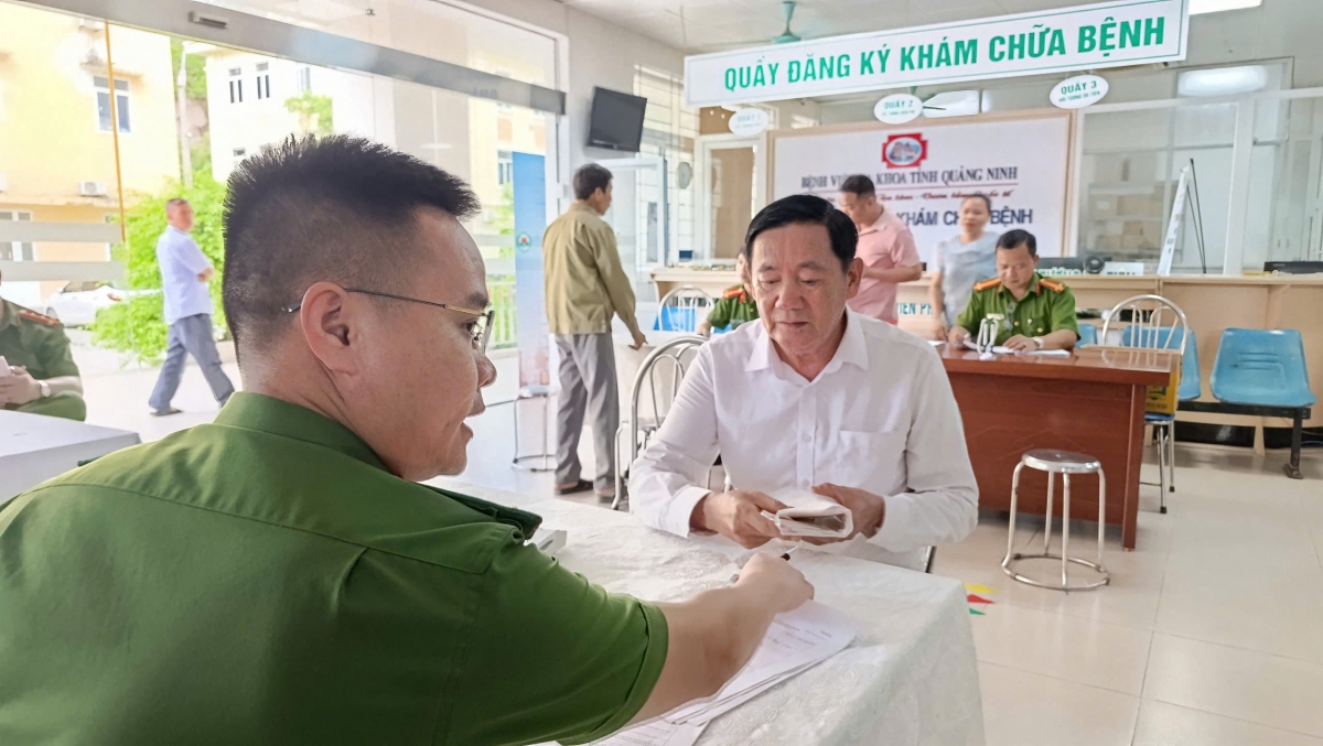 Tại Quảng Ninh còn khoảng hơn 3.800 thân nhân liệt sỹ đăng ký tìm phần mộ liệt sỹ. Trong ảnh: Ông Điệp Sinh Thành (SN 1950, thôn Làng xã Thống Nhất) đăng ký tìm phần mộ cho chú ruột là liệt sỹ Điệp Quý Hồ (SN 1946) hy sinh năm 1969.
