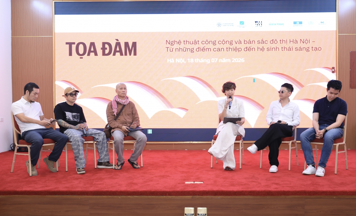 Toạ đàm “Nghệ thuật công cộng và bản sắc đô thị Hà Nội – Từ những điểm can thiệp đến hệ sinh thái sáng tạo” với sự tham gia của các kiến trúc sư, nghệ sĩ và chuyên gia.
