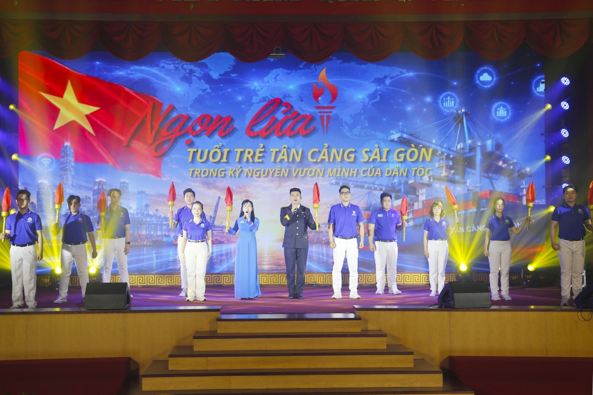 Các đội thi tham gia phần thi tuyên truyền viên trẻ với hình thức sân khấu hóa.
