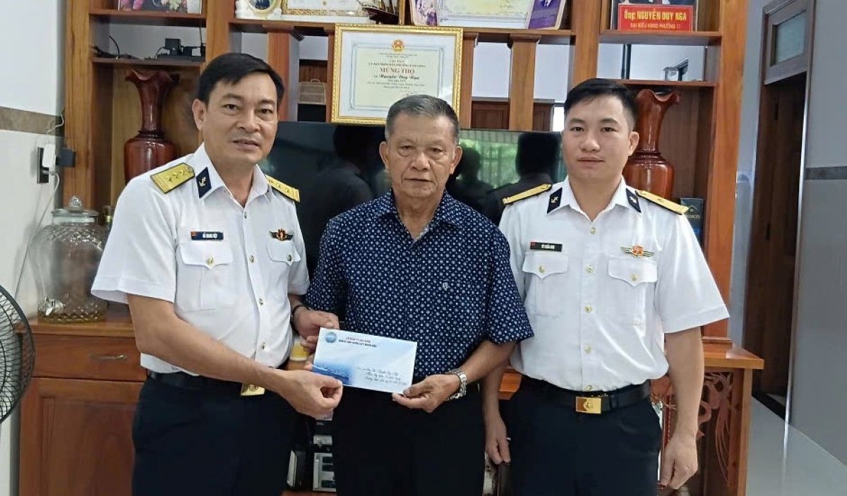 Thủ trưởng Lữ đoàn trao quà cho các đồng chí thương binh từng công tác tại Lữ đoàn