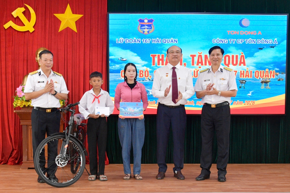 Trao quà cho con ngư dân do Lữ đoàn nhận đỡ đầu