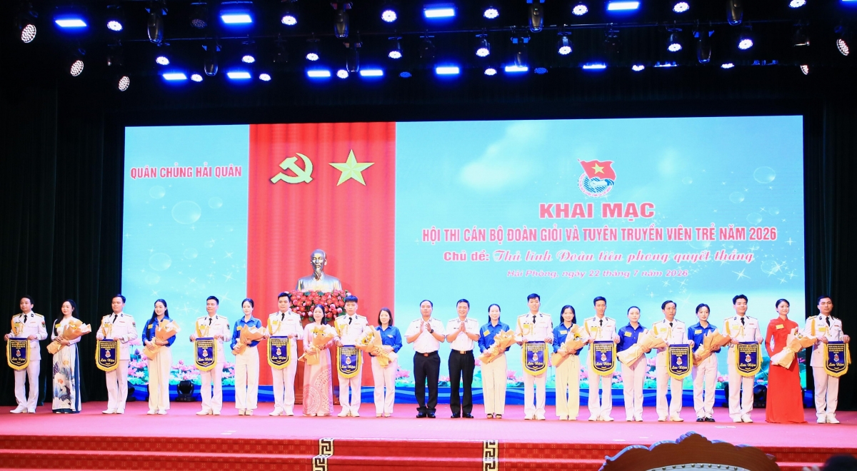 Thủ trưởng Bộ Tư lệnh Hải quân trao Cờ lưu niệm và hoa chúc mừng các đội