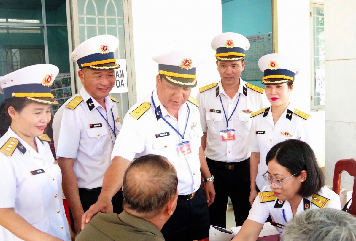 Thượng tá Phạm Đức Lợi động viên người dân được khám, tư vấn sức khỏe và cấp phát thuốc miễn phí