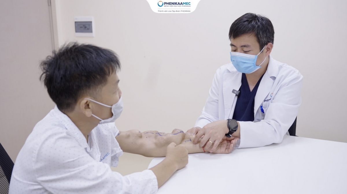 TS.BS Hoàng Anh Trung đánh giá toàn diện tình trạng cầu nối AVF trước khi quyết định phương án điều trị