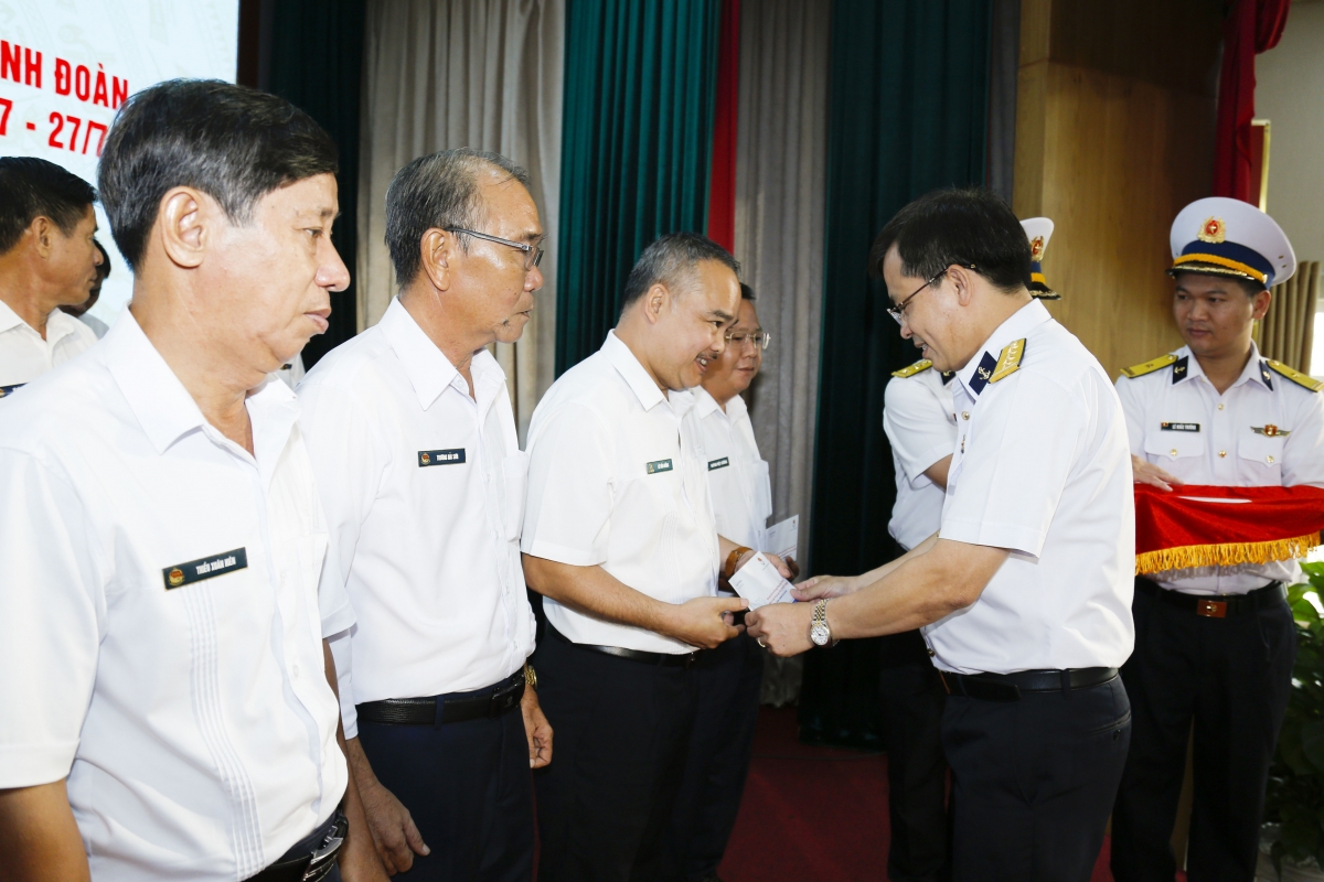 Thủ trưởng Binh đoàn tặng quà cho thương binh, con liệt sĩ.