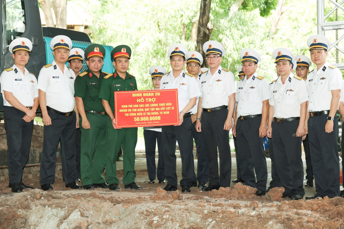 Đại tá Nguyễn Năng Toàn trao kinh phí hỗ trợ lực lượng tìm kiếm, quy tập hài cốt liệt sĩ tại Công viên Lê Thị Riêng