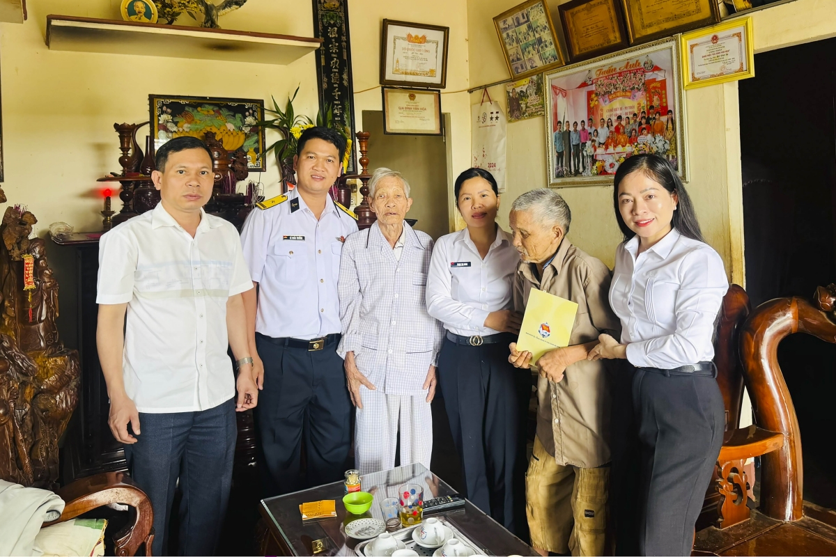 Đoàn công tác thăm, tặng quà tri ân gia đình thân nhân liệt sĩ tại xã Ia Hrung, tỉnh Gia Lai.