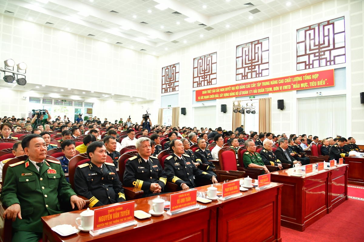 Các đại biểu dự buổi lễ