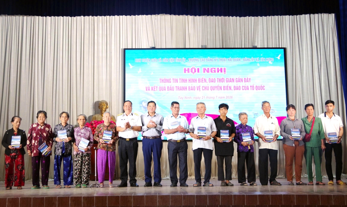 Thượng tá Phạm Đức Lợi trao quà cho các gia đình chính sách.
