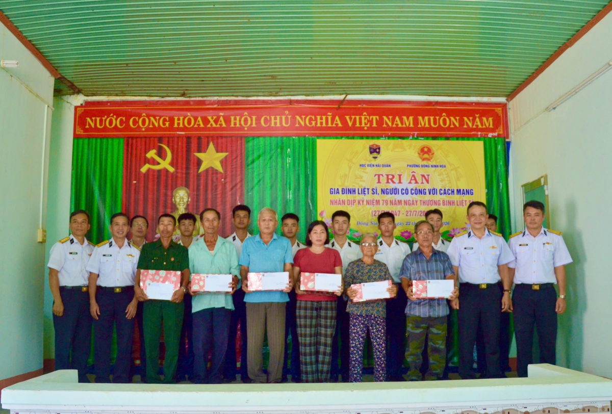Đoàn công tác Học viện Hải quân tặng quà đối tượng chính sách tại phường Đông Ninh Hòa, tỉnh Khánh Hòa