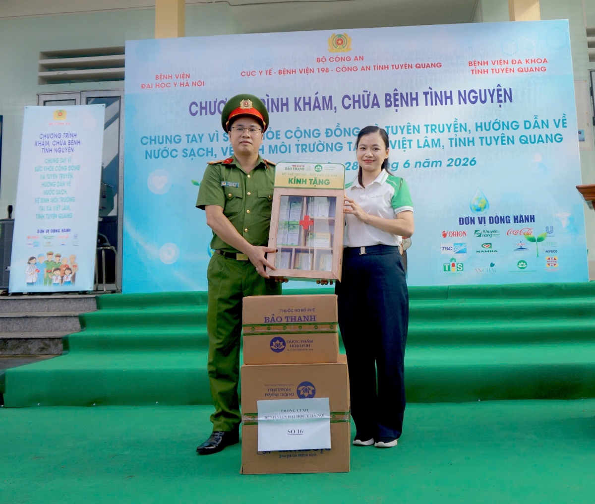 Nhãn hàng Thuốc ho bổ phế Bảo Thanh trao tặng "Tủ thuốc Bảo Thanh" cho Trạm Y tế xã Việt Lâm.