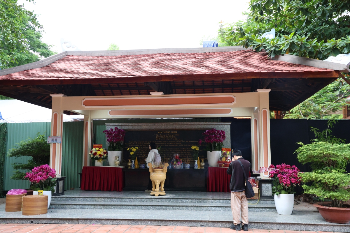 Song song với công tác đào tìm tại vị trí rãnh mộ thứ 2, lực lượng chức năng cũng đang triển khai di dời bia tưởng niệm các Anh hùng liệt sĩ trong công viên, để tạo mặt bằng mở rộng rãnh mộ số 1.