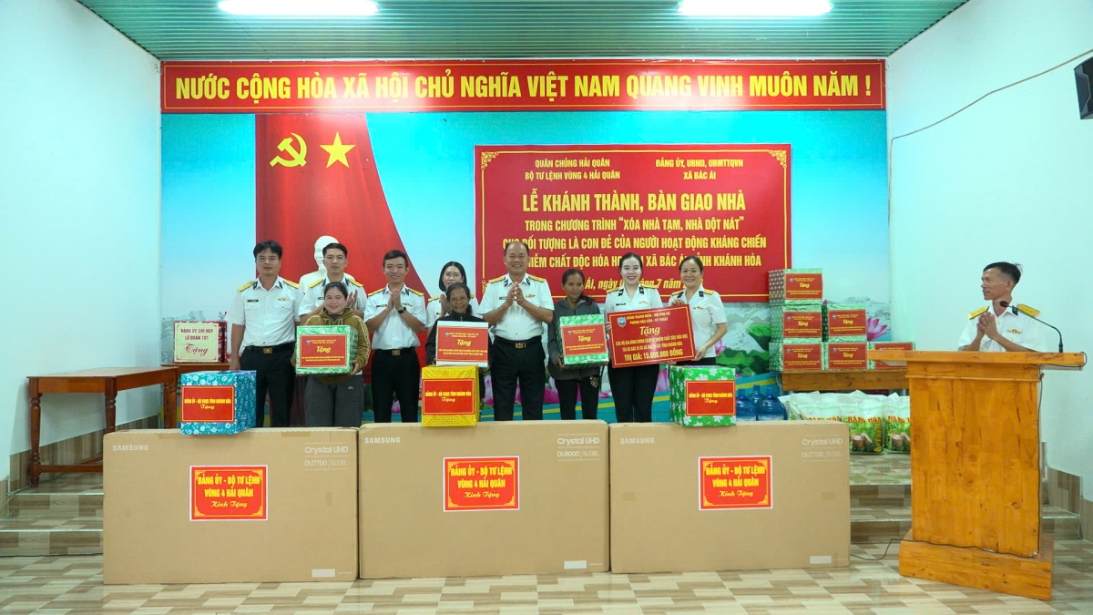 Đoàn Thanh niên, Hội Phụ nữ Phòng Hậu cần - Kỹ thuật Vùng trao quà tặng các gia đình chính sách