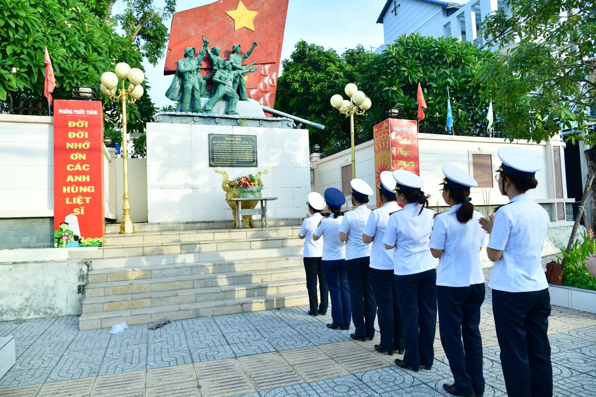 Hội phụ nữ Lữ đoàn thắp hương tại Tượng đài chiến thắng Phước Thành, Phường Phước Thắng