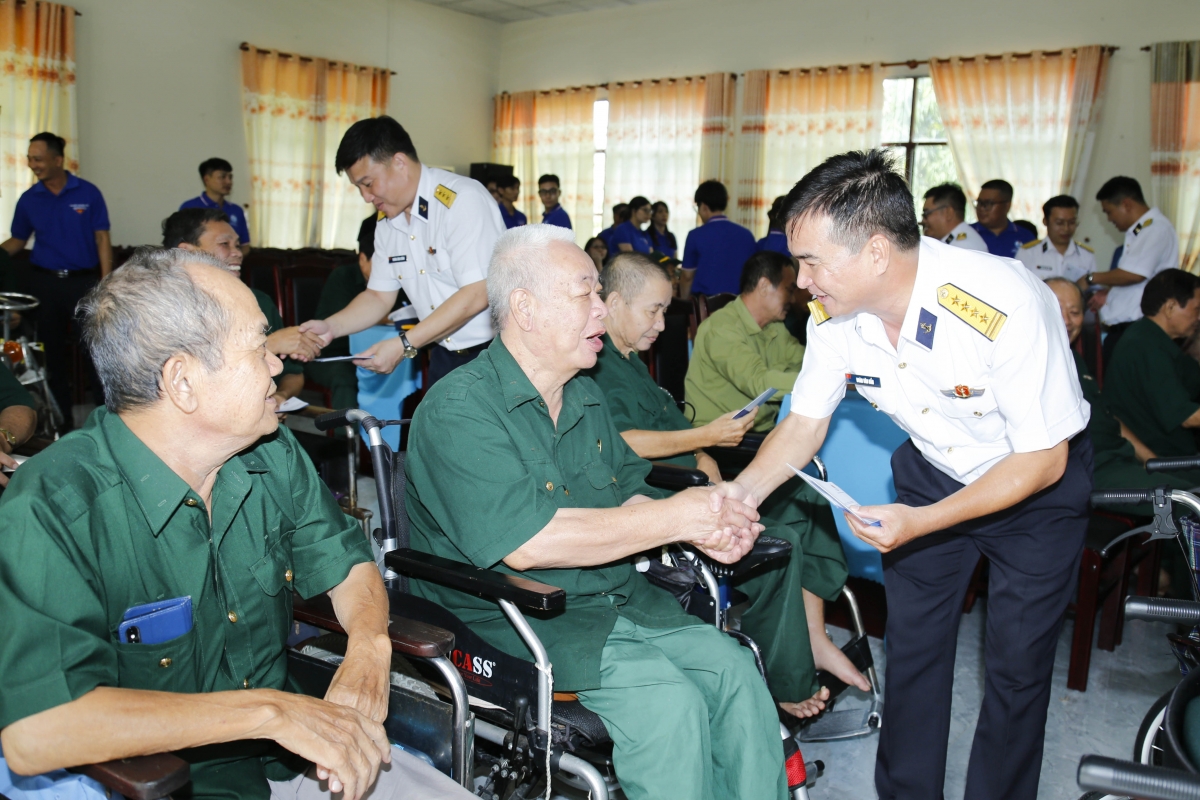 Đại tá Đoàn Văn Uẩn, Phó Chủ nhiệm Chính trị Binh đoàn 20 tặng quà tri ân các thương binh   .