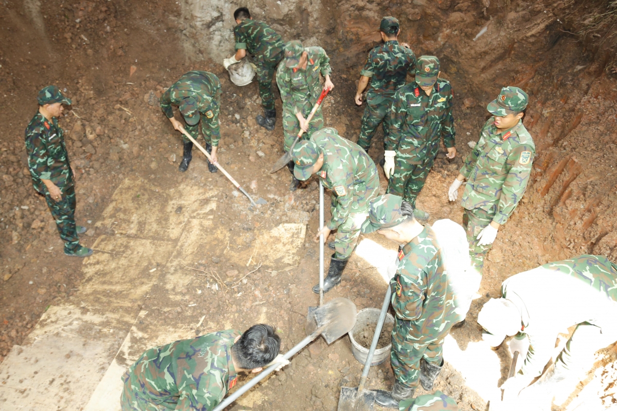 Lực lượng tìm kiếm, quy tập hài cốt liệt sĩ đang ngày đêm thực hiện nhiệm vụ tại khu vực Công viên Lê Thị Riêng