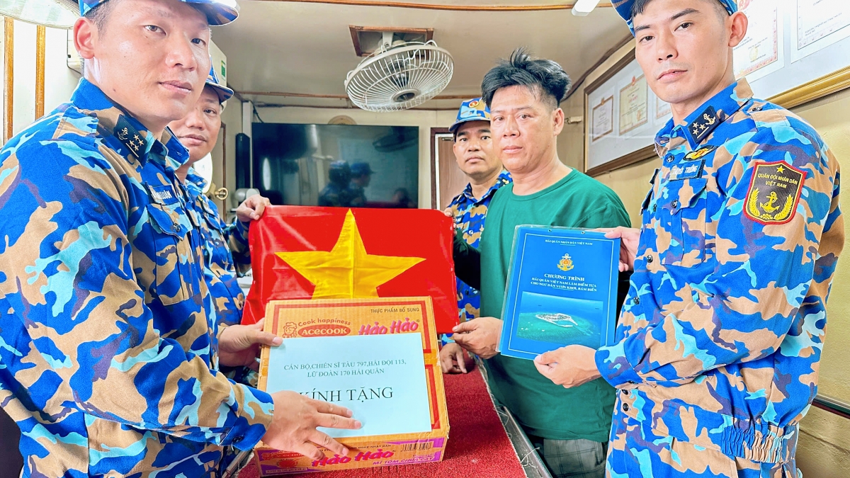 Cán bộ, chiến sĩ Tàu 797 thăm hỏi, động viên, tặng cờ Tổ quốc và nhu yếu phẩm cho thuyền trưởng tàu cá gặp nạn