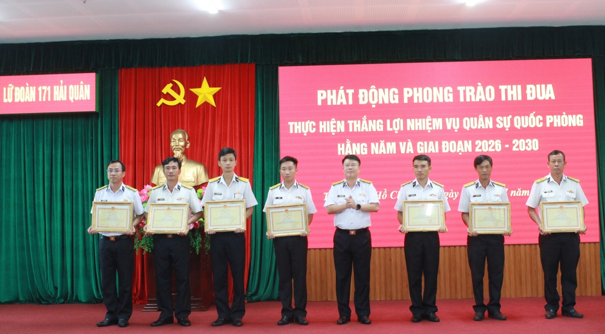 Trao thưởng cho các tập thể, cá nhân có thành tích xuất sắc trong các phong trào thi đua