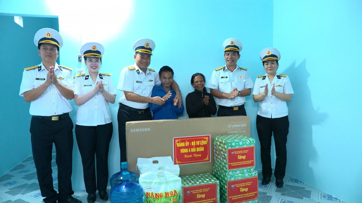 Các đại biểu, cán bộ, chiến sĩ Vùng 4 Hải quân chụp ảnh lưu niệm cùng gia đình được bàn giao nhà