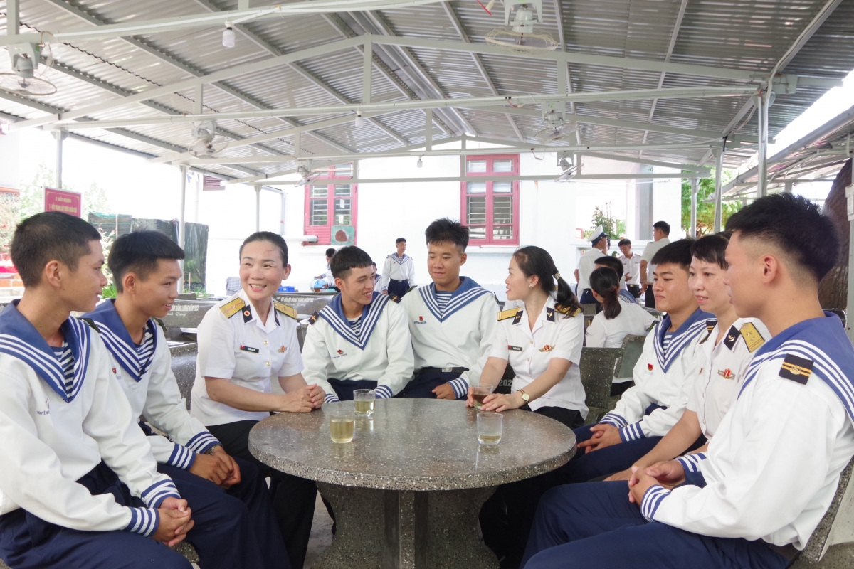 Các nữ giảng viên Học viện Hải quân nói chuyện, chia sẻ cùng cán bộ trên đảo Song Tử Tây