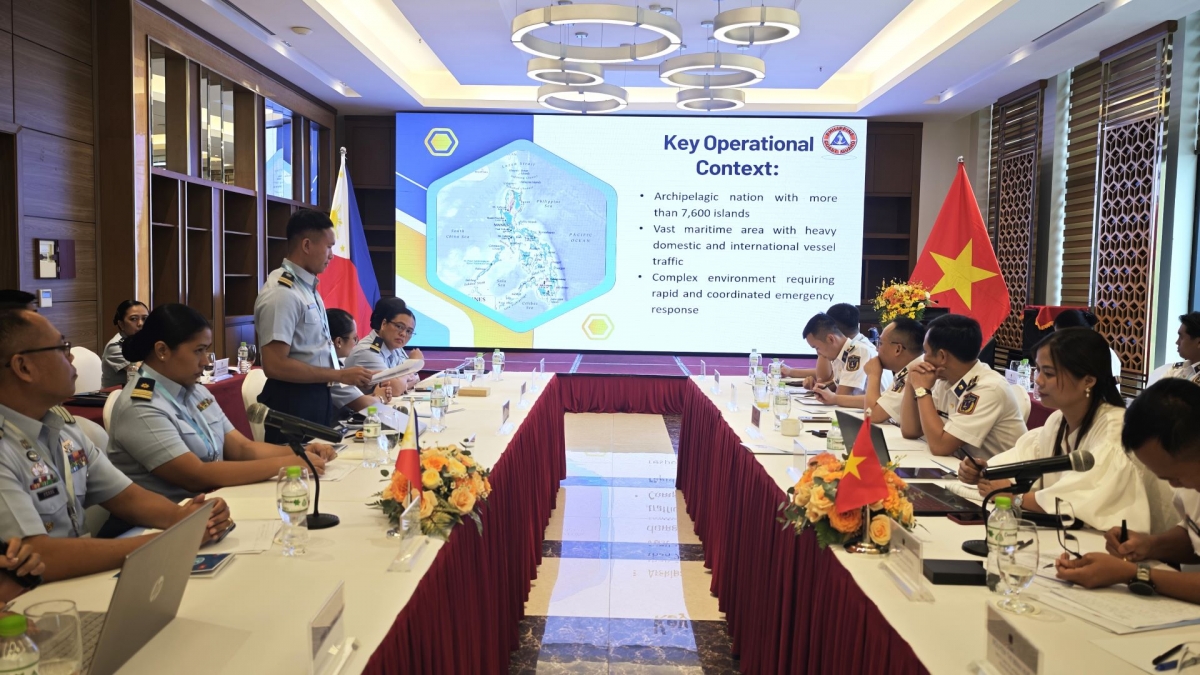 Sĩ quan trẻ Cảnh sát biển Việt Nam và Lực lượng Bảo vệ bờ biển Philippines trao đổi kinh nghiệm công tác tìm kiếm cứu nạn và phòng, chống khai thác hải sản bất hợp pháp, không báo cáo và không theo quy định (IUU)