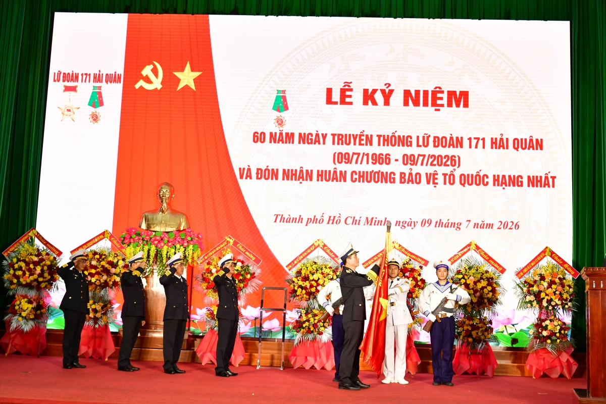 Thừa ủy quyền của Chủ tịch nước, Phó Đô đốc Nguyễn An Phong, Bí thư Đảng ủy, Chính ủy Quân chủng Hải quân trao tặng Huân chương Bảo vệ Tổ quốc hạng Nhất lần thứ hai cho Lữ đoàn 171.