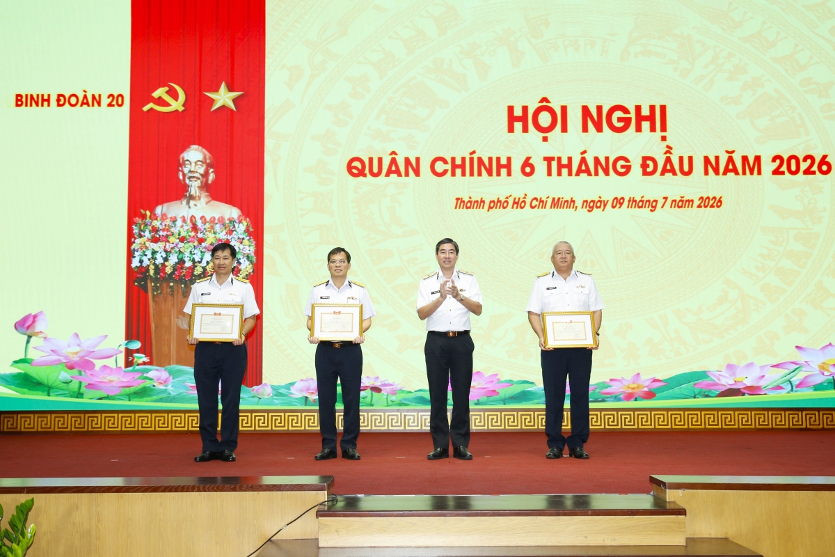 Thiếu tướng Ngô Minh Thuấn trao thưởng cho các đồng chí lãnh đạo Binh đoàn có thành tích xuất sắc