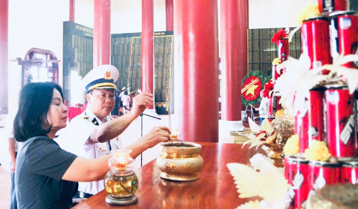 Đoàn công tác dâng hương tri ân các anh hùng liệt sỹ tại Khu Di Tích Lịch Sử Quốc Gia Khu vực Đồn Long Khốt