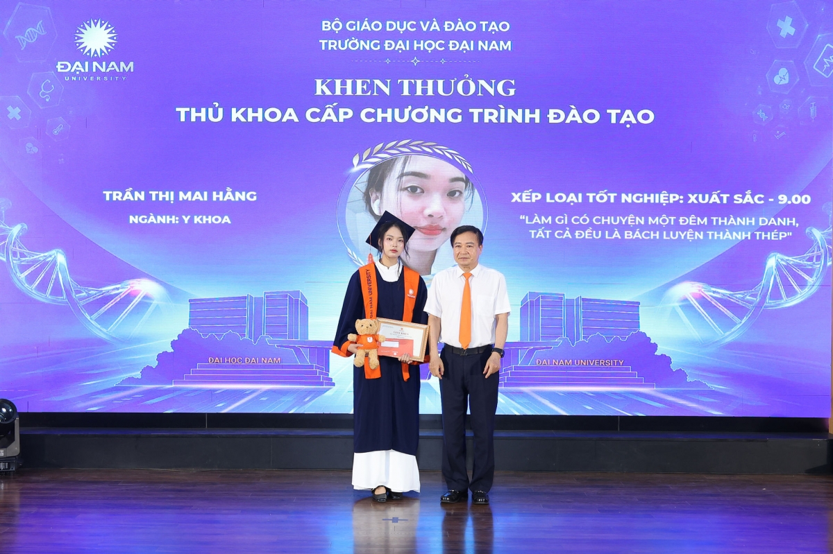 TS Lê Đắc Sơn, Chủ tịch Hội đồng trường Đại học Đại Nam trao bằng tốt nghiệp cho thủ khoa Trần Thị Mai Hằng