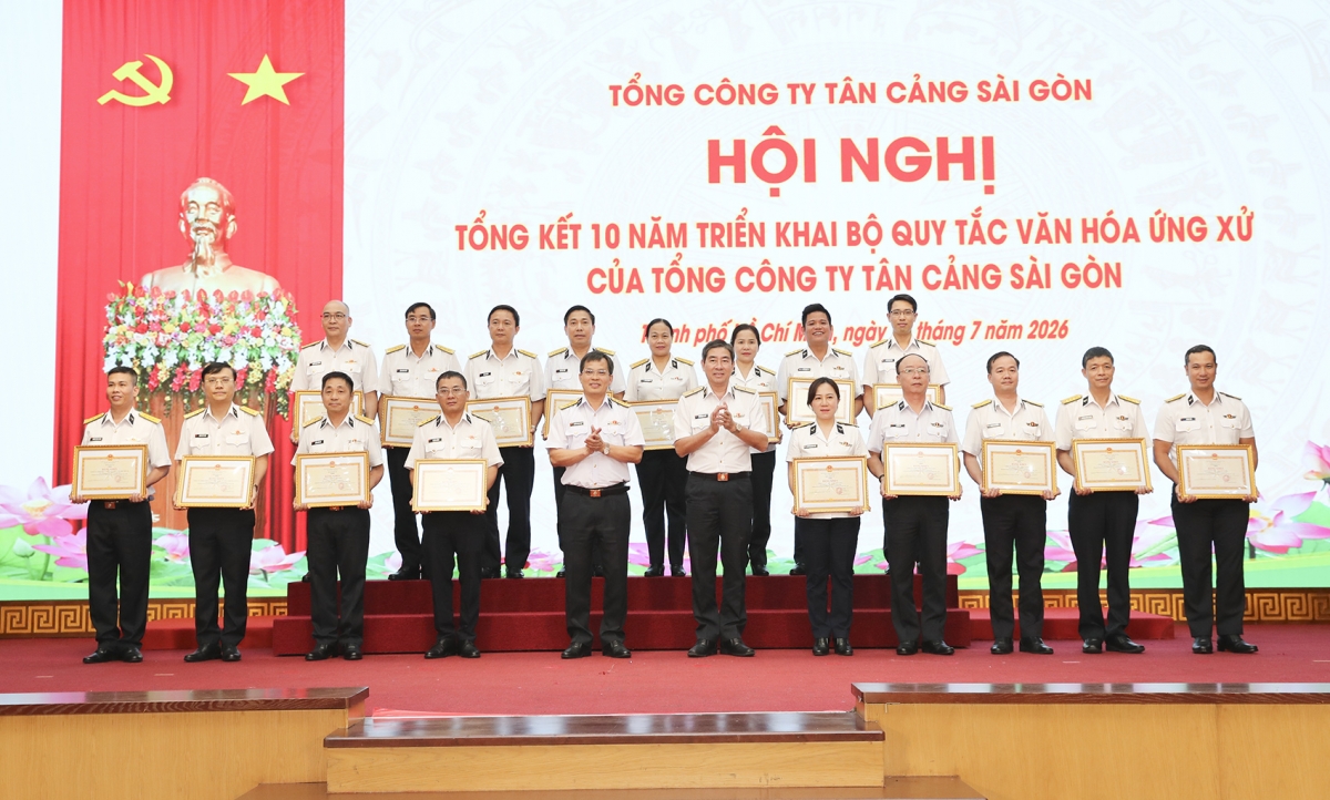 Lãnh đạo Binh đoàn 20 trao thưởng cho các tập thể và cá nhân có thành tích tiêu biểu trong thực hiện Bộ Quy tắc văn hóa ứng xử 10 năm qua.