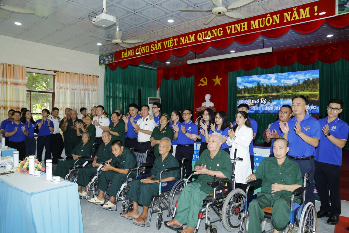 Tuổi trẻ Binh đoàn 20 giao lưu với thương binh tại Trung tâm Điều dưỡng thương binh và người có công Long Đất. 