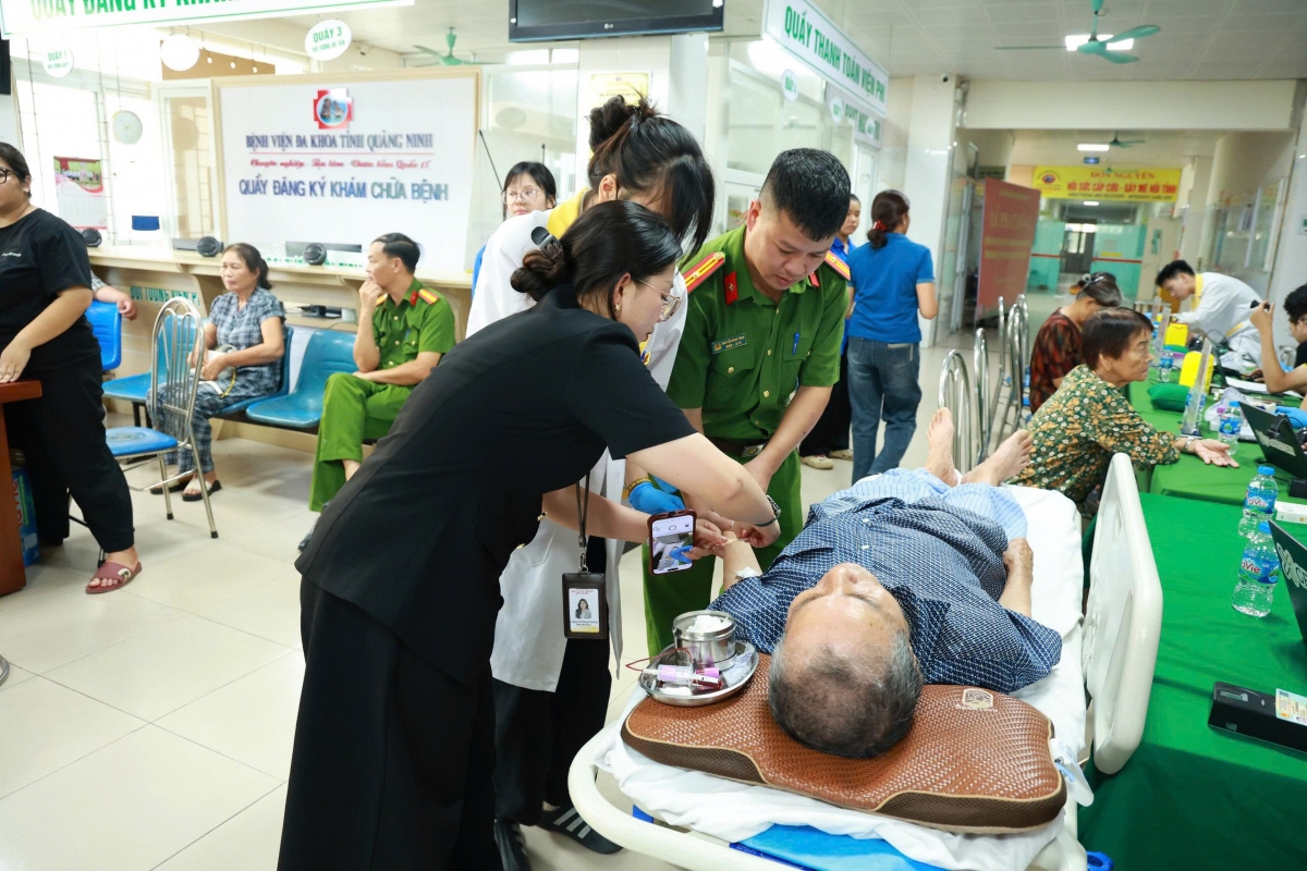 Ban chỉ đạo 515 tỉnh Quảng Ninh miệt mài bám địa bàn, lấy mẫu ADN hài cốt và thân nhân liệt sỹ, chạy đua với thời gian để kịp tiến độ hoàn thành trước ngày 27/7, đẩy nhanh tiến độ đối sánh danh tính liệt sỹ trong cả nước.