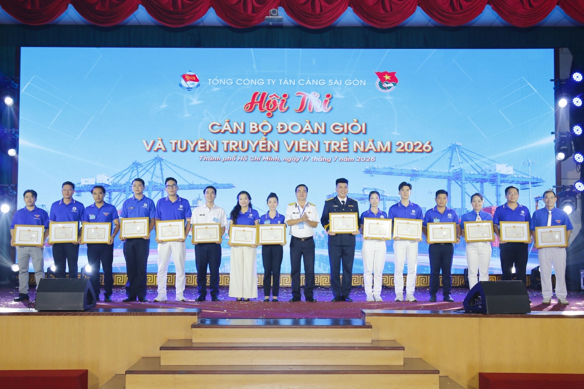 Ban Tổ chức trao giải cho các cá nhân xuất sắc