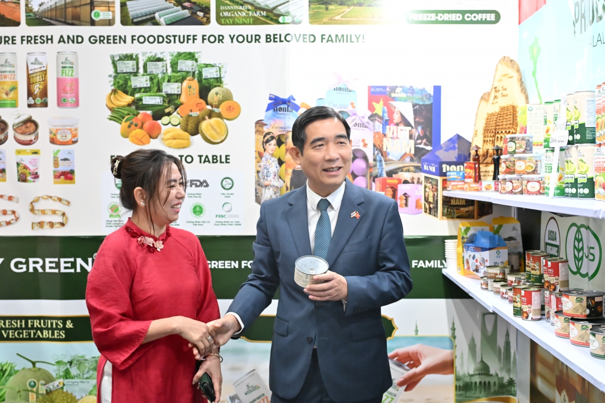 Đại sứ Việt Nam tại Thái Lan Phạm Việt Hùng tham quan gian hàng của doanh nghiệp Việt Nam tham gia Triển lãm-VOV Bangkok
