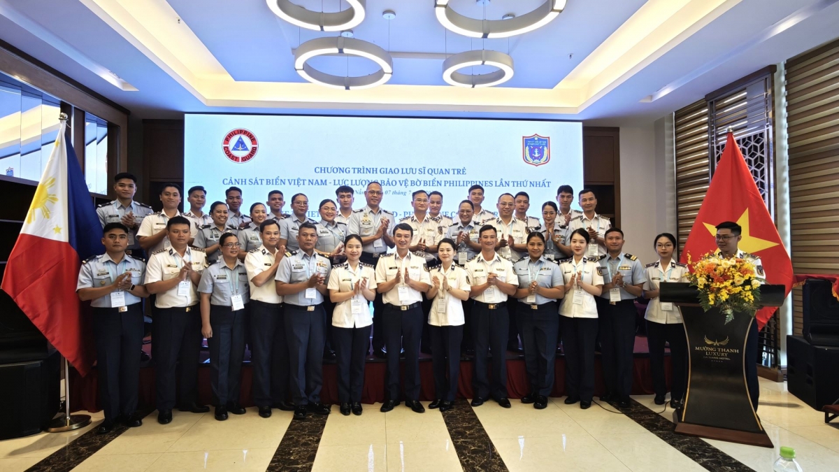Đoàn Sĩ quan trẻ Cảnh sát biển Việt Nam và Lực lượng Bảo vệ bờ biển Philippines chụp ảnh lưu niệm