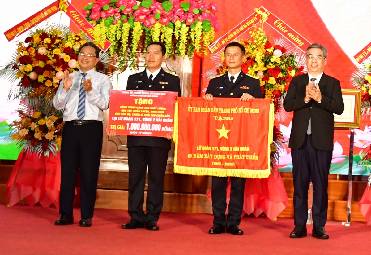 Đồng chí Nguyễn Phước Lộc, Uỷ viên Ban chấp hành Trung ương Đảng, Phó bí thư Thành ủy, Chủ tịch Uỷ ban Mặt trận Tổ quốc Việt Nam Thành phố Hồ Chí Minh trao Cờ truyền thống của Thành phố Hồ Chí Minh tặng Lữ đoàn 171