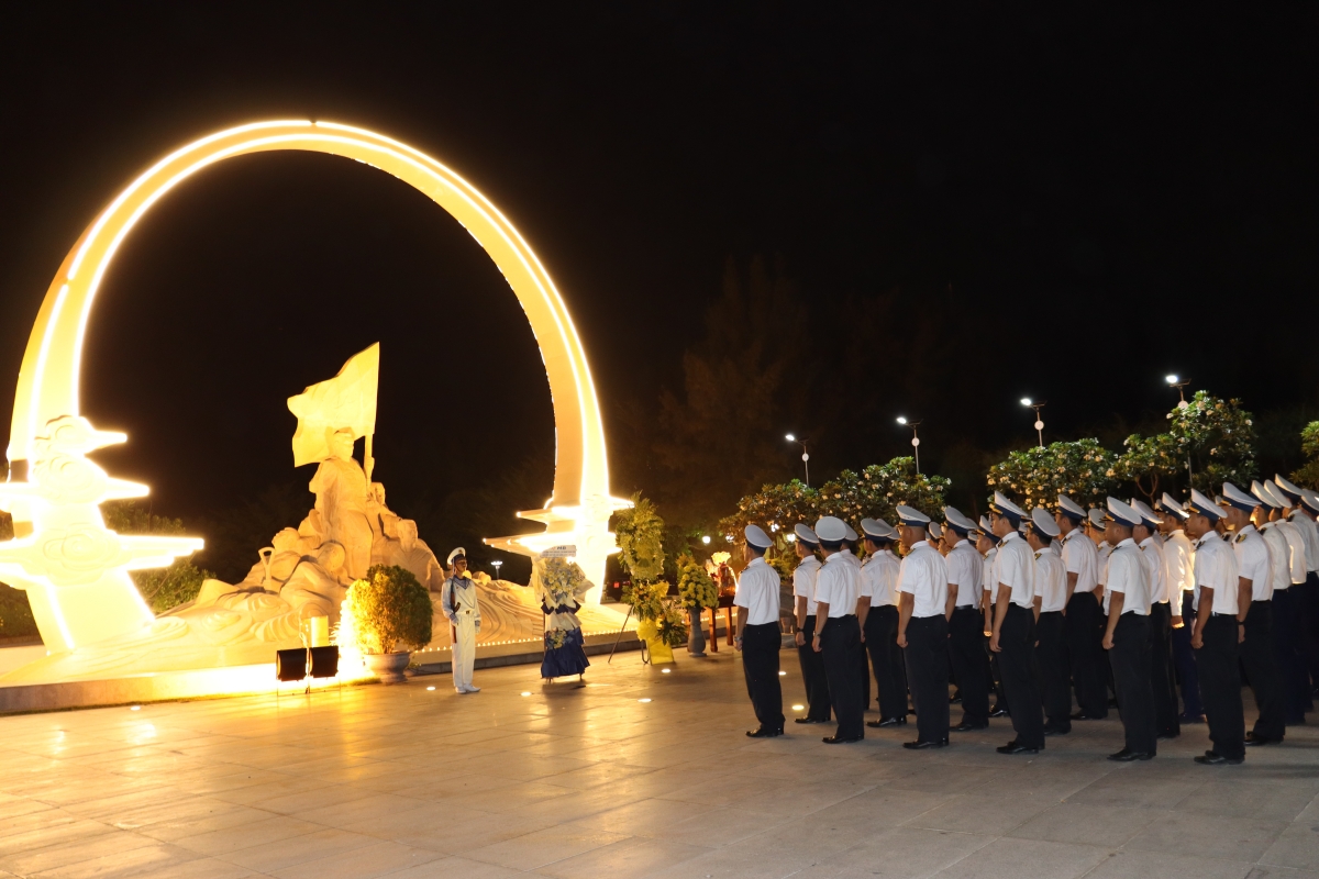 Các đại biểu tham gia dâng hương tại Khu tưởng niệm chiến sĩ Gạc Ma