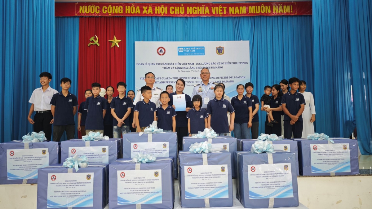 Sĩ quan trẻ Cảnh sát biển Việt Nam và Lực lượng Bảo vệ bờ biển Philippines thăm, giao lưu tại Làng trẻ em SOS Đà Nẵng