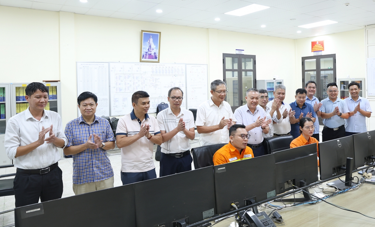 Phó Tổng giám đốc EVNNPT Nguyễn Ngọc Tân (thứ 5 từ trái qua), ông Nguyễn Khắc Nhân - Giám đốc NPMB cùng lãnh đạo các đơn vị liên quan chứng kiến thời khắc đóng điện dự án Đường dây 500/220kV Nho Quan – Phủ Lý – Thường Tín.