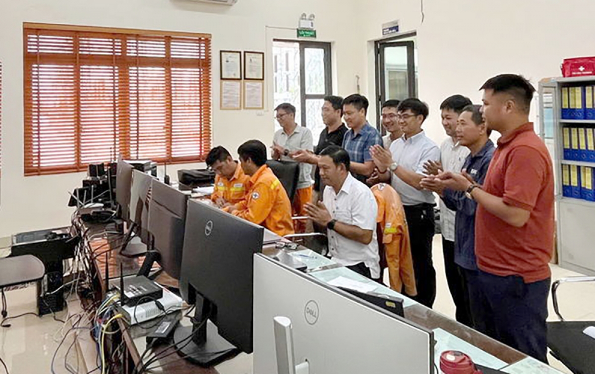 Các đơn vị tham gia dự án chứng kiến thời khắc đóng điện Nâng công suất máy biến áp AT2 Trạm biến áp 220kV Tuyên Quang thành công. Ảnh EVNNPT.