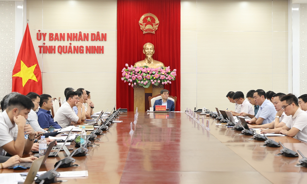 Ông Bùi Văn Khắng – Chủ tịch UBND tỉnh Quảng Ninh chủ trì buổi làm việc