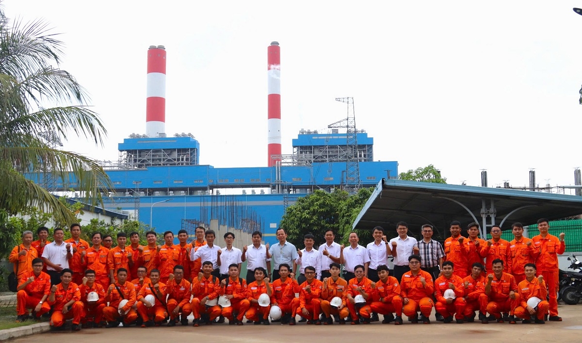 Ban Lãnh đạo Nhà máy chụp hình lưu niệm cùng lực lượng ATVSV. Ảnh: N.M
