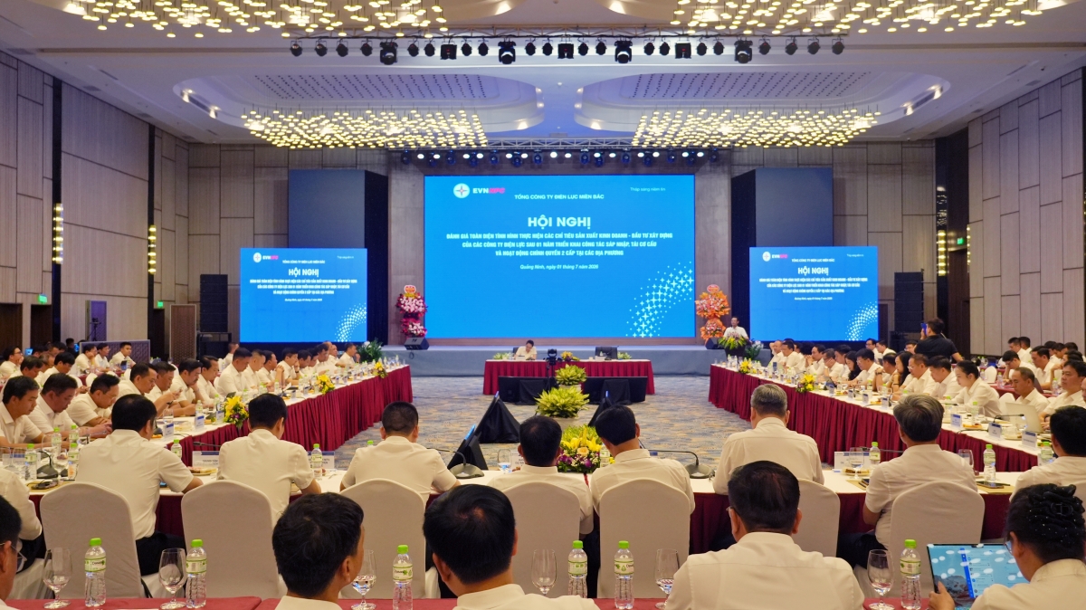 Toàn cảnh Hội nghị đánh giá toàn diện tình hình thực hiện các chỉ tiêu sản xuất kinh doanh - đầu tư xây dựng của các Công ty Điện lực sau 1 năm triển khai công tác sáp nhập, tái cơ cấu và hoạt động chính quyền 2 cấp tại các địa phương do Tổng công ty Điện lực miền Bắc (EVNNPC) tổ chức sáng 01/7/2026 tại Quảng Ninh. 