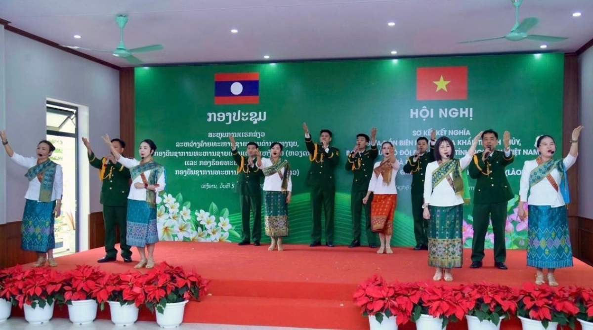 Tiết mục văn nghệ tại Hội nghị sơ kết 12 năm thực hiện Chương trình kết nghĩa giữa Đồn Biên phòng cửa khẩu Thanh Thủy, Bộ đội Biên phòng tỉnh Nghệ An và Đại đội Biên phòng 252, Bộ Chỉ huy Quân sự tỉnh Bô Ly Khăm Xay (Lào) 